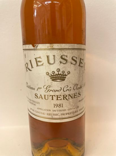 null "Château Rieussec" (1981). Premier Grand Cru classé. Une bouteille. Niveau parfait,...