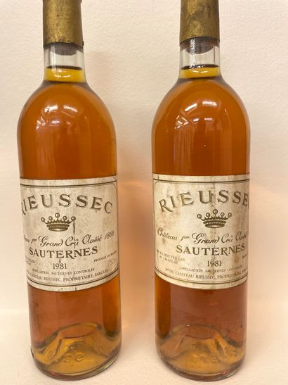 null Rieussec酒庄（1981年）。两瓶特级酒庄葡萄酒。水平完美，标签完整可读，胶囊完好无损。在最佳条件下保存。