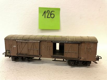 MÄRKLIN. "332". Grand wagon couvert ancien en zamac brun foncé. 4 axes à 4 portes...
