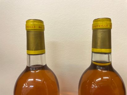 null "Château Yquem" (1981). Deux bouteilles de Premier cru supérieur. Niveaux bas...