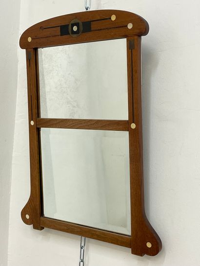 null [荷兰学校-"镜子"（约1910-1920）。双面镜子在一个木制框架中，装饰和镶嵌了9个小的圆形珍珠母像和各种金属镶嵌物。荷兰学校，来自乌得勒支方面。框架和主题的大小。54...