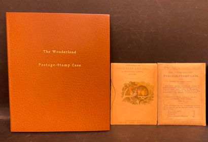 CARROLL (Lewis). 仙境邮票案》。牛津，Emberlin and Son，1890年，1本邮票小册子装在一个插图信封里，1本32开的小册子也装在一个印刷信封里，全部装在一本漂亮的全棕色摩洛哥书里，封面上有鎏金标题，光滑的书脊上有作者的名字，里面是全棕色的麂皮（滑套上有...