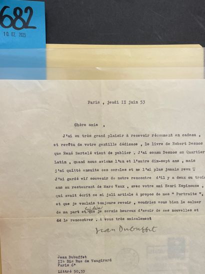 DUBUFFET (Jean). 签名的打字信，写给尤奇-德斯诺。在一个贴了邮票的信封里。在这封日期为1953年6月11日的信中，让-杜布菲感谢她提供贝尔特莱公司出版的罗伯特-德斯诺的亲笔签名书；他回顾了他与罗伯特-德斯诺在拉丁区的会面。他还回顾了尤奇的朋友、作家兼画家亨利-埃斯皮努兹（Henri...