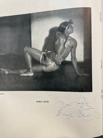 Ballets russes.- 塞尔吉-德-迪亚吉列夫的俄罗斯芭蕾舞团公司。1928年5月。布鲁斯，Cahiers de Belgique，1928年，4°小册子，无页码，有毕加索的绘画复制品和黑色的摄影复制品，封面有毕加索的绘画插图（书脊严重磨损，封面下部有蓝色墨渍）。1928年5月18日，在塞尔吉-迪亚吉列夫的俄罗斯芭蕾舞团的协助下，在布鲁塞尔的艺术宫举办了...