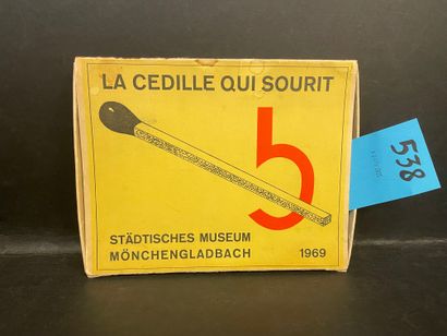 null FILLIOU（罗伯特）和BRECHT（G.）。微笑的塞迪拉》。门兴格拉德巴赫，1969年，尺寸：16,5 x 21 x 2厘米（大盒封面有摩擦和污点）。第一版共440册。物品书的形式是一个放大的火柴盒，里面有插入的火柴盒模型，里面有钩子和剪下的各种卡片（Robert...