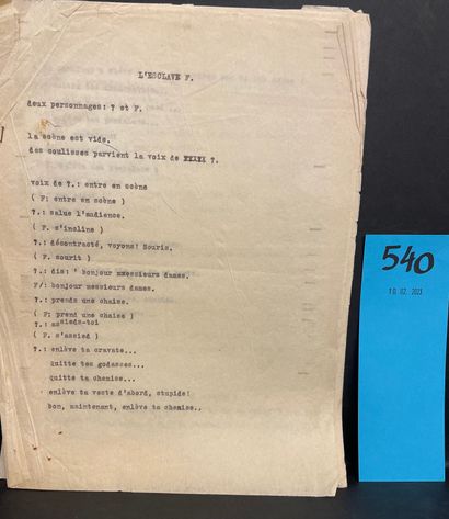FILLIOU (Robert). "L'Esclave F"（1963）。由7张4°纸组成的排版稿，从第2页开始编号，全部订在一起（有不同的折痕）。附上一封2页的签名信，涉及《可能的任务》和《L'Esclave...