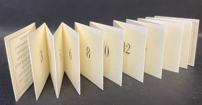 FILLIOU (Robert). 标准书。标准书。[斯图加特]，迪特-罗斯，[1981年]，4 x 4厘米（4 x 79.6厘米展开）的左页，以黑色印刷。第一版。限量发行1000册。标准书的形式是一本小书，有20个手风琴折叠的部分，编号为1至19，两面印刷。正如小文本所规定的那样，所指出的分级将使艺术家能够无误地评估艺术作品（罗伯特-菲利欧，Editions...