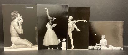 BEJART.- 相册中有16张照片（未粘连）和1张贝嘉与豪尔赫-多恩合作的芭蕾舞剧《小丑德迪》的公告单（1971年）。由莫里斯-贝嘉、豪尔赫-唐恩、苏珊娜-法雷尔和维克多-乌拉特签名的专辑（已损坏）。大多数照片的尺寸为18...