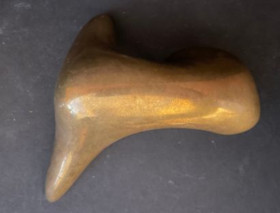 ARP (Jean). "被花看见的人"（1958年）。抛光的鎏金青铜雕塑。限量发行400份。尺寸：6 x 12 x 12厘米（有些磨损的痕迹）。雕塑在58世博会（1958年布鲁塞尔世界和国际博览会）期间提供给Miodrag...