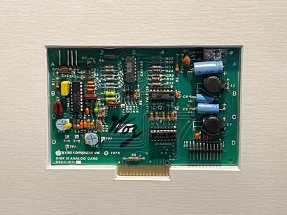 null WOZNIAK（史蒂夫）。"磁盘模拟卡苹果电脑磁盘II"（1978年）。由美国著名品牌的两位创始人之一用黑色毡笔签名的模拟卡，装在一个黑色的美国木盒里。框架尺寸：35.5...