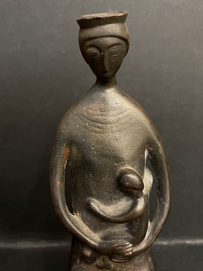 null DENIS (Philippe). "Maternité". Sculpture en bronze. Dim. : 22 x 4 x 5,5 cm.