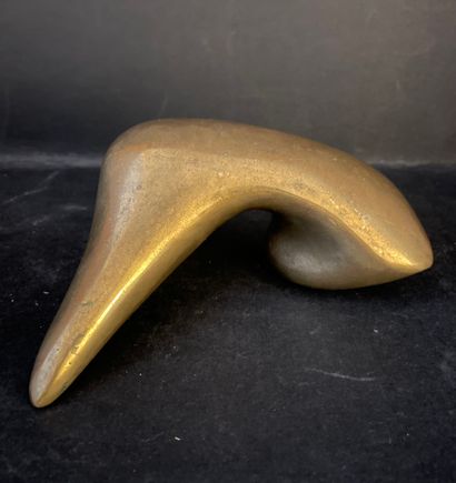 ARP (Jean). "被花看见的人"（1958年）。抛光的鎏金青铜雕塑。限量发行400份。尺寸：6 x 12 x 12厘米（有些磨损的痕迹）。雕塑在58世博会（1958年布鲁塞尔世界和国际博览会）期间提供给Miodrag...