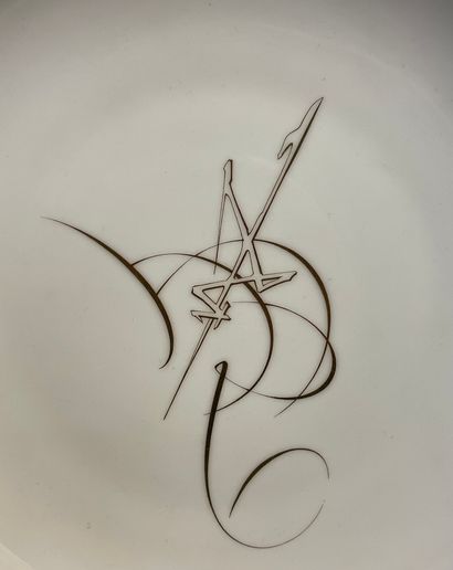 MATHIEU (Georges). 无题（1969）。瓷盘，背面有日期和签名。塞夫勒制造。尺寸：直径26厘米。