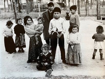 GIACOMELLI (Mario). "Enfants, Italie du sud". Tirage argentique, portant le cachet...