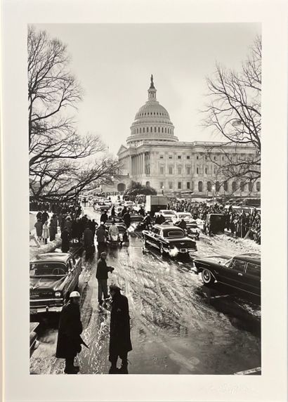 null KREINER (Manfred)."肯尼迪的就职典礼，华盛顿，1961年。压印版画（11种不同的墨水），来自康森纸业的原始底片，只有1/75，背面有印章，装在垫子和黑色木框中。框架尺寸：46...