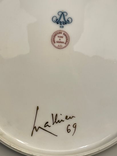 MATHIEU (Georges). 无题（1969）。瓷盘，背面有日期和签名。塞夫勒制造。尺寸：直径26厘米。