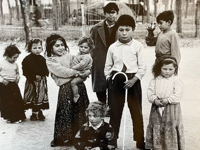 GIACOMELLI (Mario). "Enfants, Italie du sud". Tirage argentique, portant le cachet...