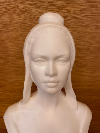 null 阿斯兰。碧姬-芭铎饰演玛丽安。大理石雕塑，有石雕签名。尺寸：30 x 13 x 11厘米。