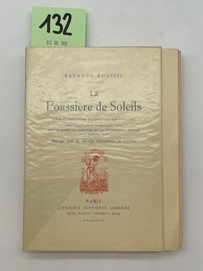 ROUSSEL (Raymond). La Poussière de Soleils.P., Alphonse Lemerre, 1926年（完成印刷：1926年6月8日），8°，全页边距，17张代表该剧装饰的彩色文字外版，由Numa和Chazot签署，br.封面填充。...