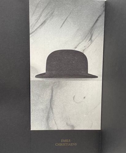 null 1966年12月9日至21日在布鲁塞尔Les Contemporains画廊举办的Emile Christiaens展览的邀请卡。1张折叠式传单分3部分，包括马塞尔-布罗代尔的语录，沿着封面上部的整个长度用银色印刷："我有一个大理石的职业生涯，我很幸运/马塞尔-布罗代尔"。Emile...