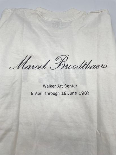 BROODTHAERS (Marcel). "图1"。黑色印刷的白色T恤（斯泰德曼品牌，L号）。为1989年6月在明尼阿波利斯的沃克艺术中心举办的马塞尔-布罗代...