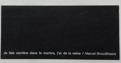 null 1966年12月9日至21日在布鲁塞尔Les Contemporains画廊举办的Emile Christiaens展览的邀请卡。1张折叠式传单分3部分，包括马塞尔-布罗代尔的语录，沿着封面上部的整个长度用银色印刷："我有一个大理石的职业生涯，我很幸运/马塞尔-布罗代尔"。Emile...