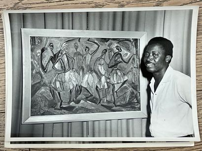 ANONYME. "Photos de peintres africains, Congo" (1955). ). Réunion de 5 tirages argentiques...