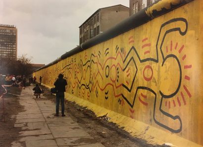 null HARING.- "Mur de Berlin" (1986). Photographie en couleurs tirée sur papier Fujicolor....