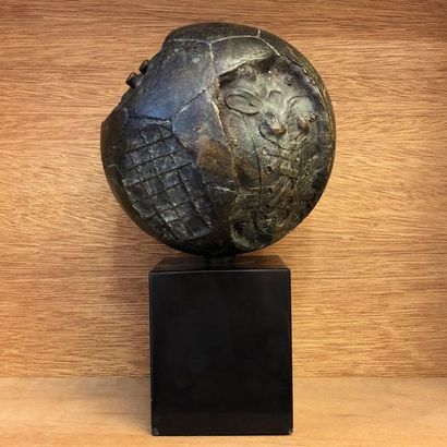 GUYAUX (Martin). "Le Ballon de football". Sculpture en bronze, sculptée dans la masse,...