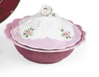  Manufacture Gardner, vers 1860. Soupière en porcelaine à décor violacé de fleurs...