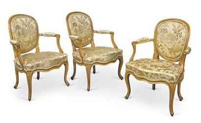 null Etienne Meunier, reçu Maître en 1732.
Trois fauteuils cabriolet en bois naturel...
