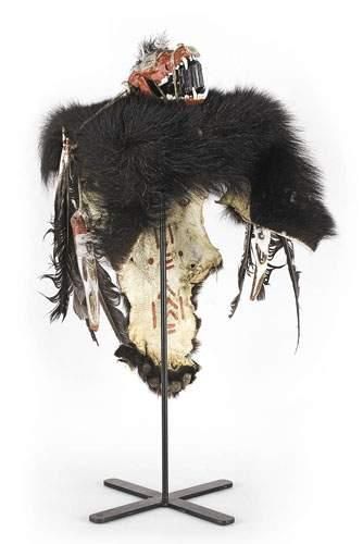  Coiffe des TANANAS. Peau d'ours noir, crâne de renard arctique, bois de caribou,...