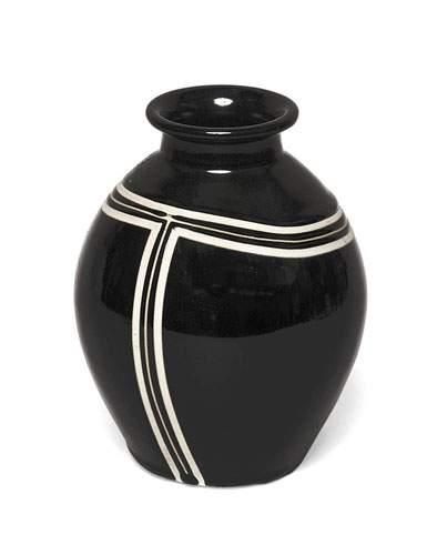 null IWINE
Vase de forme ovoïde en céramique vernissée noire à décor de lignes.
Signé....