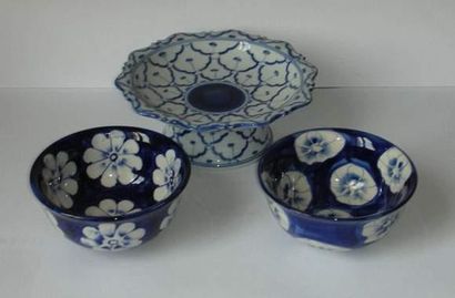 null Petite coupe en porcelaine blanche motifs bleutés, et deux bols assortis