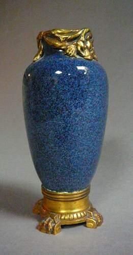 null Vase en porcelaine bleu bronze doré dans le style XVIIIème
H : 21 cm
