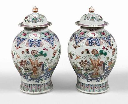 null Paire de pots couverts en porcelaine à décor polychromme.
Chine, époque XVIIIe...