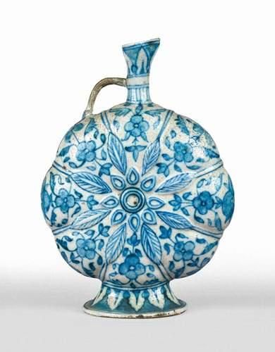 null Gourde en céramique à décor floral.
Perse, XIX ème siècle.
H. : 26 cm