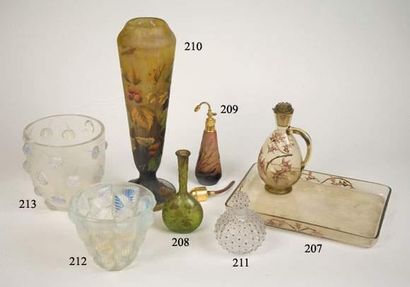 null RENE LALIQUE (1860-1945)
Flacon modèle " Cactus ", en verre soufflé-moulé blanc...