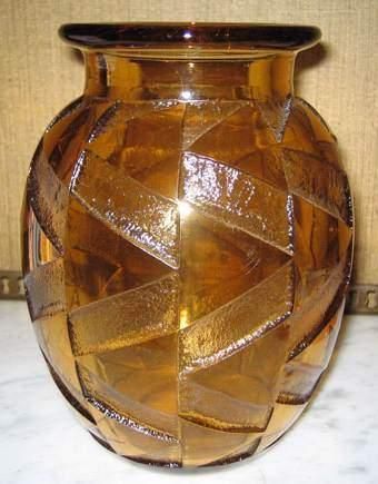 null DAUM NANCY
Vase ovoïde à épais col galbé en verre fumé marron et décor géométrique...
