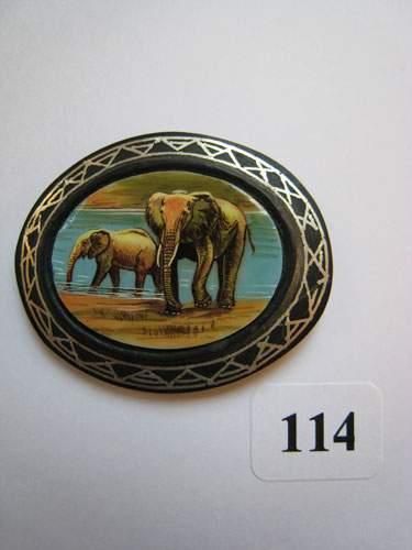 null 1 bouton ovale, travail indien, centre peinture sur corozo à motif de 2 éléphants...