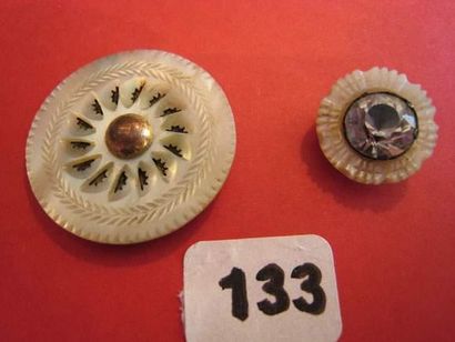 null 2 boutons en nacre XVIIIème, l'un (D18mm) à motif de strass central, l'autre...