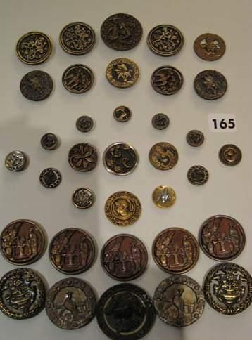 null Plaque de 35 boutons historiés en métal repoussé (Diamètres divers)