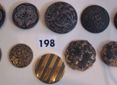 null 10 boutons métal et acier à motifs fleuris ou géométriques XIXème sc