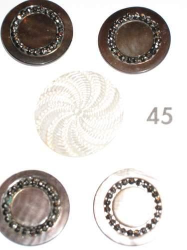 null 4 boutons nacre grise et pointes d'acier (D30mm) + 1 bouton nacre blanche XIXème...