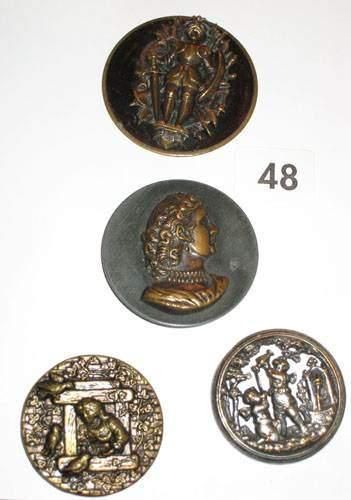 null 4 gros boutons historiés en métal XIXème (D33, 37, 42 et 43mm)