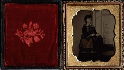 null Ambrotype, Etats-Unis
Jeune femme devant un fauteuil, vers 1860
9x7,5 cm