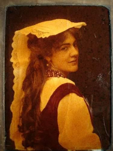 null Autochrome, c. 1900
Portrait de femme à la coiffe. 18x13 cm