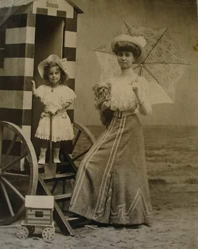 null Ostende, début 20e siècle
Femme à l'ombrelle et enfant. Tirage argentique d'époque....