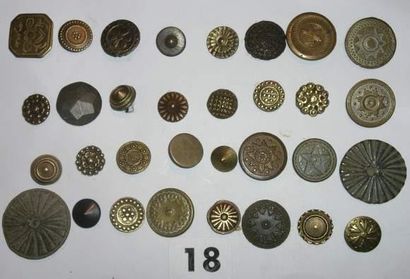 32 petits boutons de fouille métaux divers...