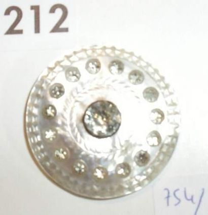 null Un bouton XVIIIème en nacre gravée et strass. Manques.(D37mm)